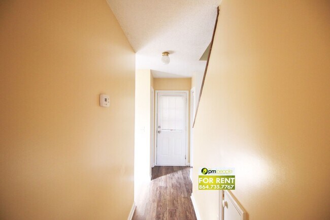 Building Photo - Convenient location