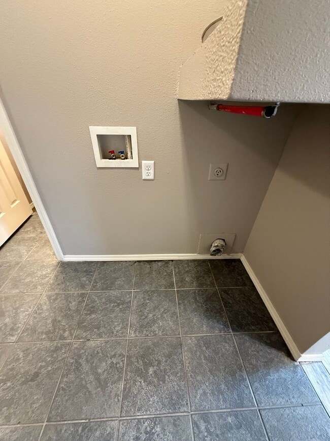 Building Photo - 3 Bed 1 Bath House.  Yard Care Included.
