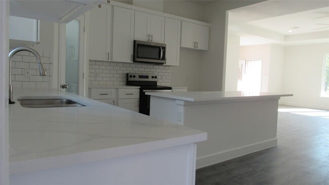 Building Photo - 401 Deep Woods Ln