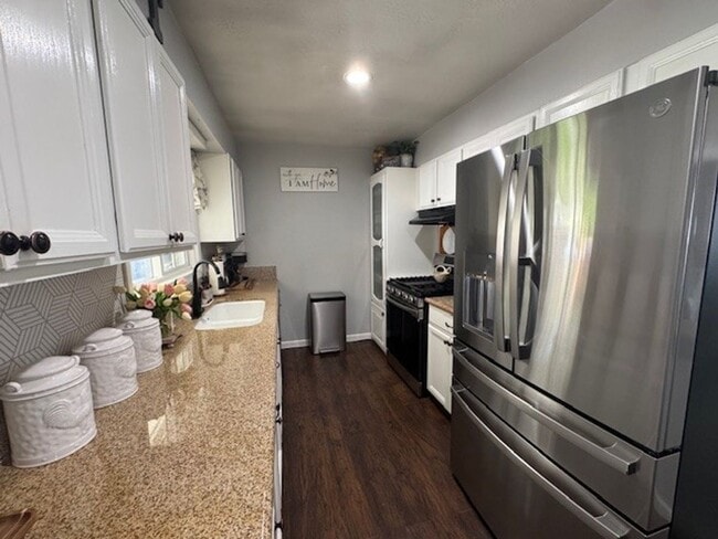 Building Photo - Five Bedroom Three Bath Home with Solar...