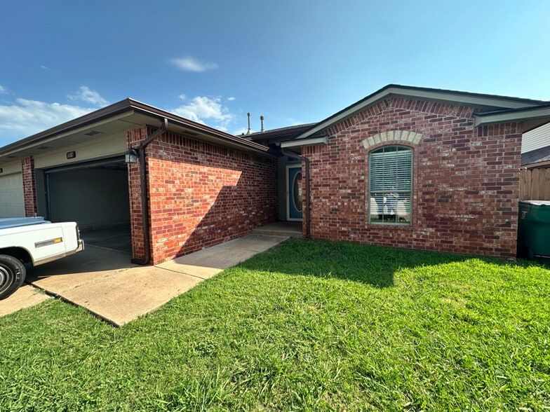 Primary Photo - 2614 Silvertree Dr