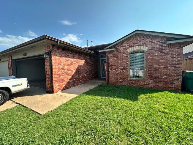 Building Photo - 2614 Silvertree Dr