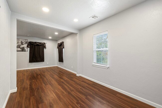 Building Photo - 4012 S Hudson Ave