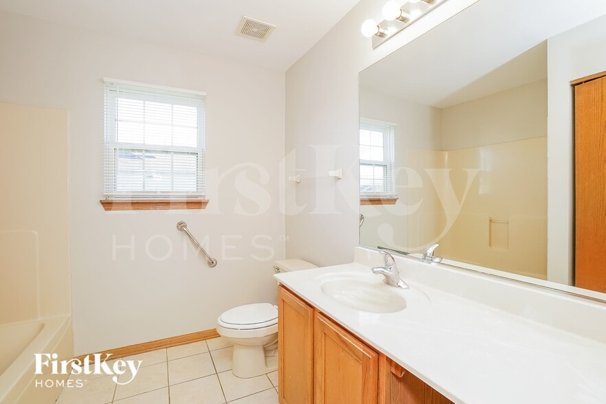 Building Photo - 16460 Kingsbrook Dr