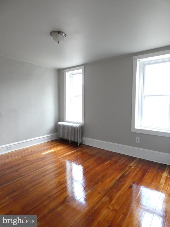 Building Photo - 542 E Woodlawn St