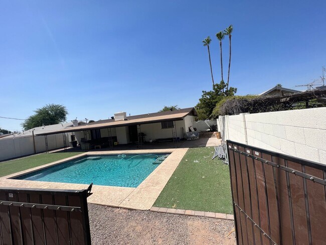 Building Photo - 5 Bed/3 Bath With Pool Backing the 60