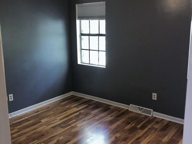 Building Photo - "Charming 2-Bed Sanctuary with Granite Acc...