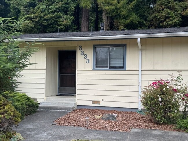 Building Photo - Well located, 4/2, Redwood views
