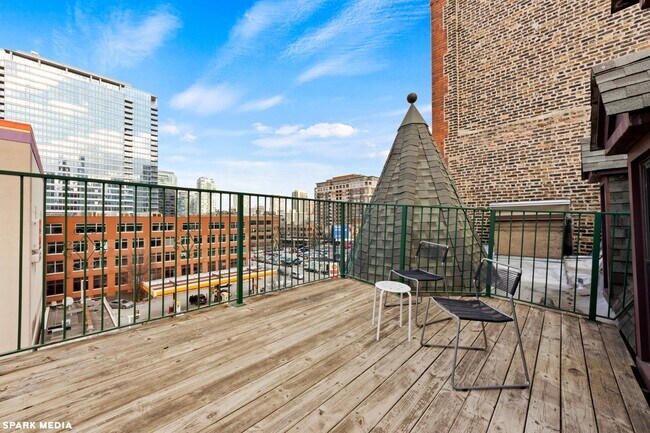 Building Photo - 353 W Chicago Ave