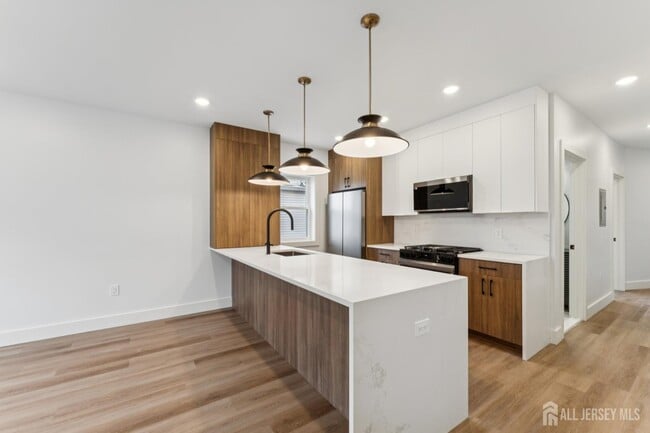 Primary Photo - 84 Hollywood Ave