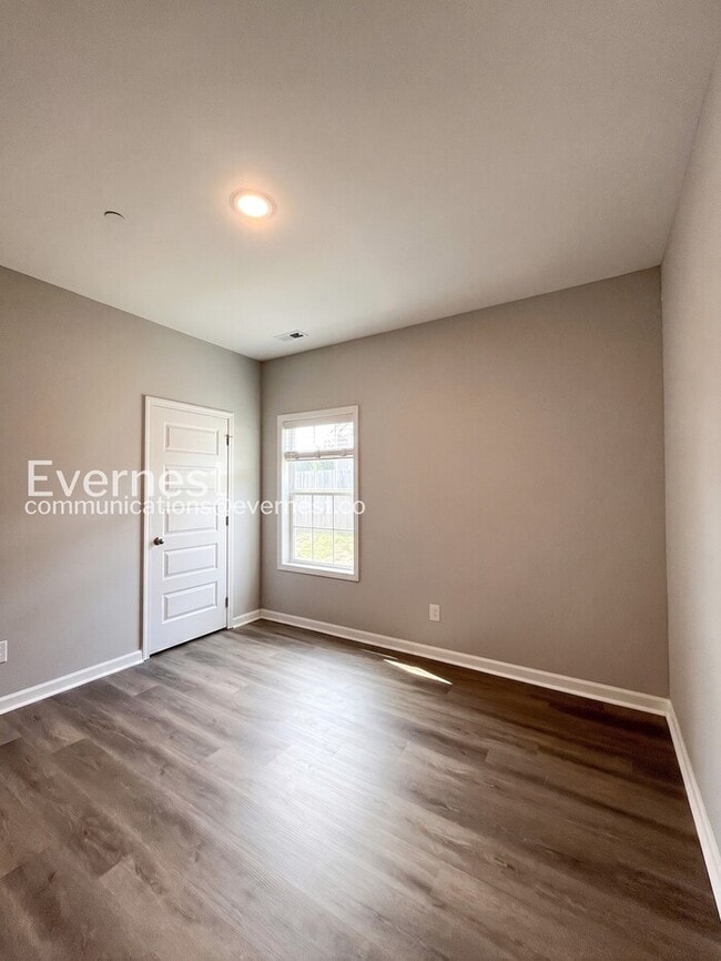 Building Photo - Limited Time Special Offer / 4 Bed, 2 Bath Home with and Garage / Pet-Friendly / Vouchers Accepte...