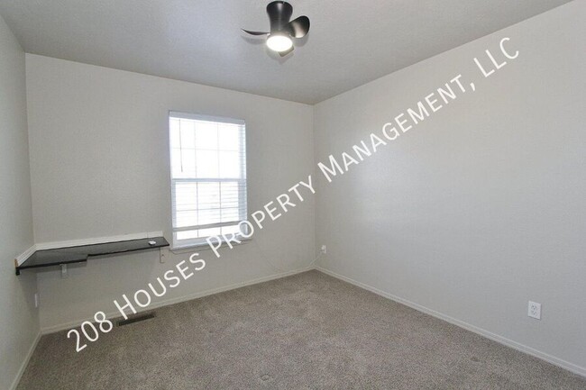 Building Photo - Spacious Home in Quiet Neighborhood