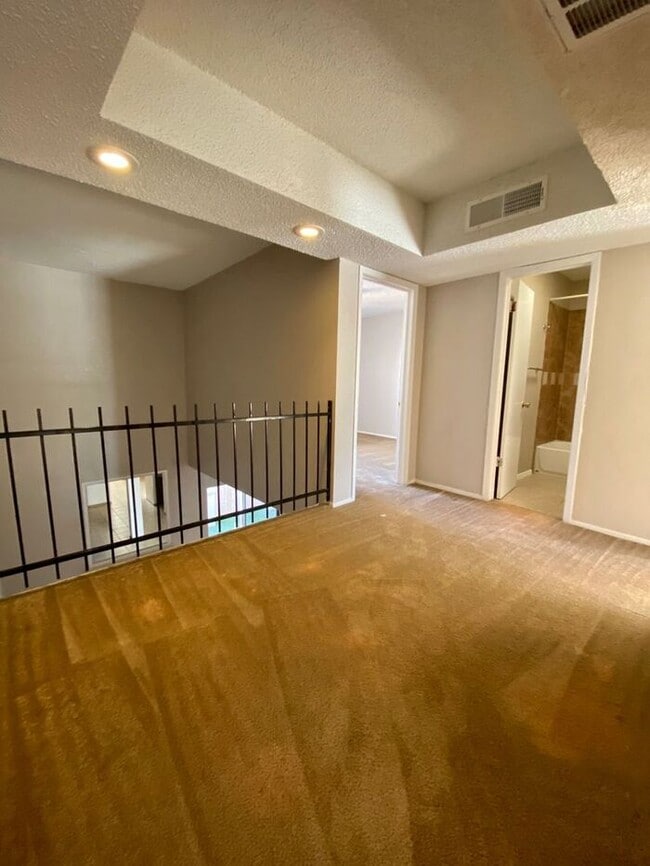 Building Photo - 2 Bedroom Townhome with Refrigerated Air