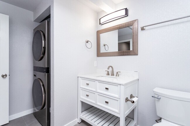 Building Photo - Beautifully Refurbished Home Near Downtown...