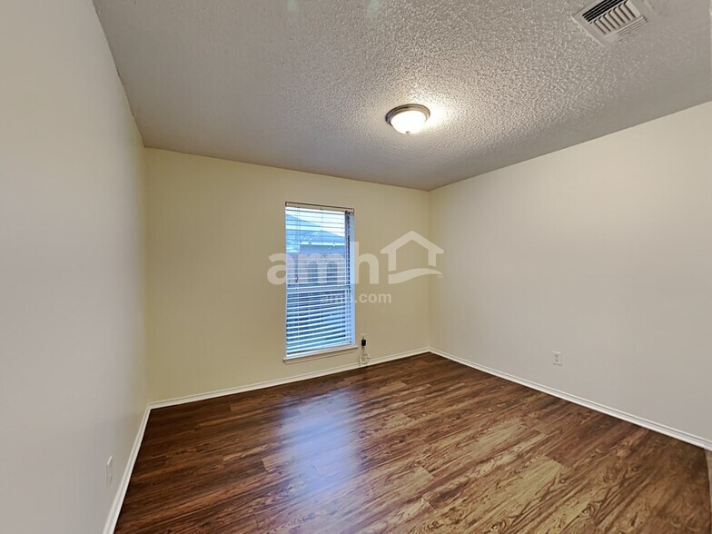 Building Photo - 234 Birchwood Ln