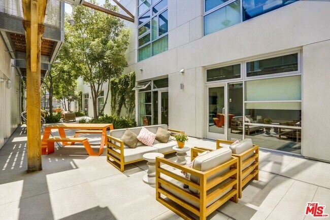 Building Photo - 527 Molino St