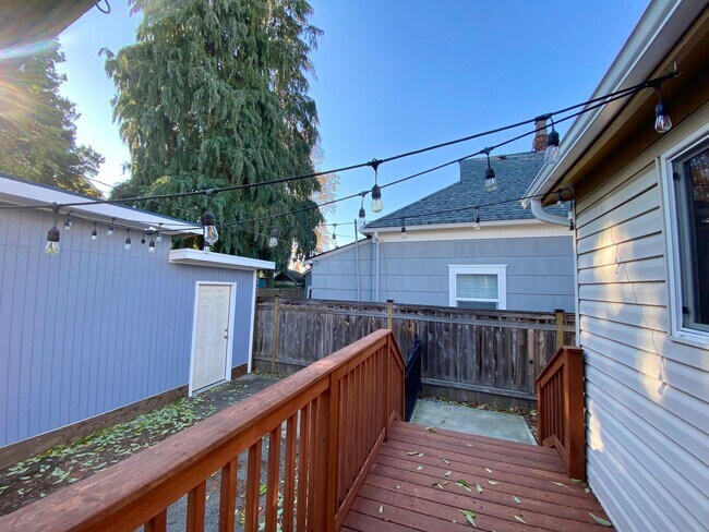 Building Photo - 3 Bedroom 2 Bath - City Compound - A Must ...