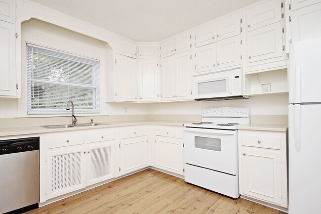 Building Photo - Student-Friendly Home in Desirable Univers...