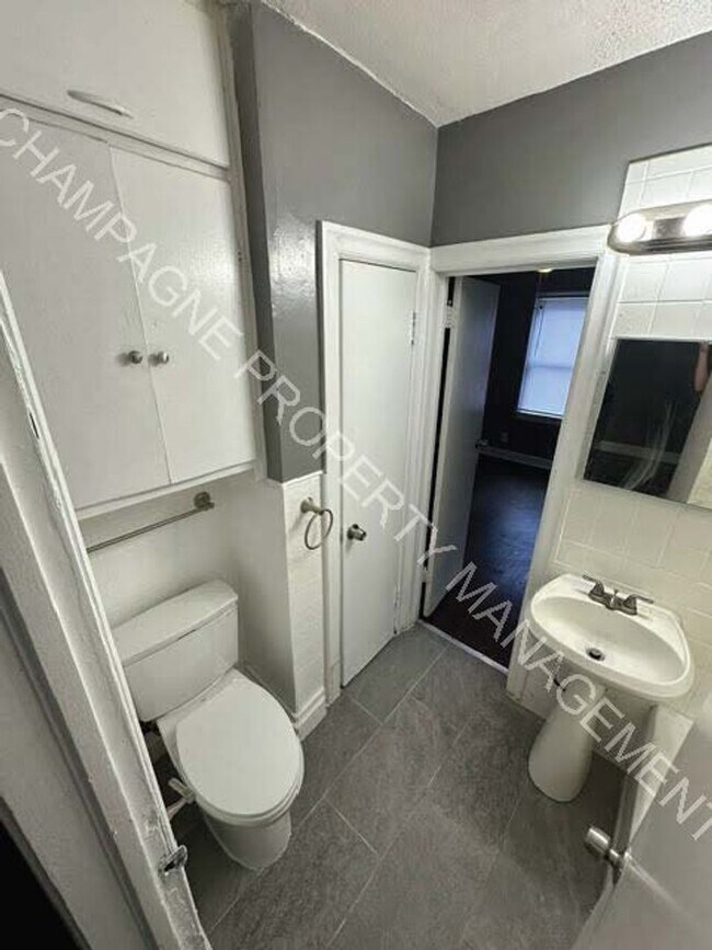 Building Photo - Fully updated home in KC