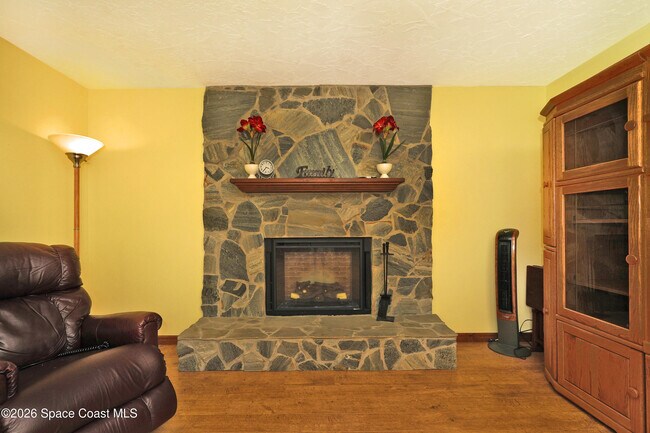 Building Photo - 670 Kings Way