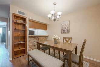 Building Photo - 2201 Fountain View Dr