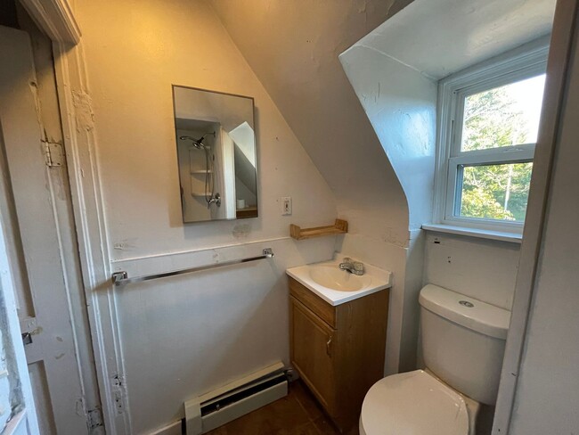 Building Photo - Cozy 1 bed/1 bath upstairs near the heart ...