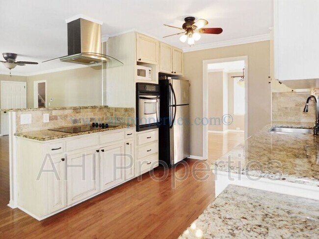 Building Photo - 2247 Sherrlyn Dr N