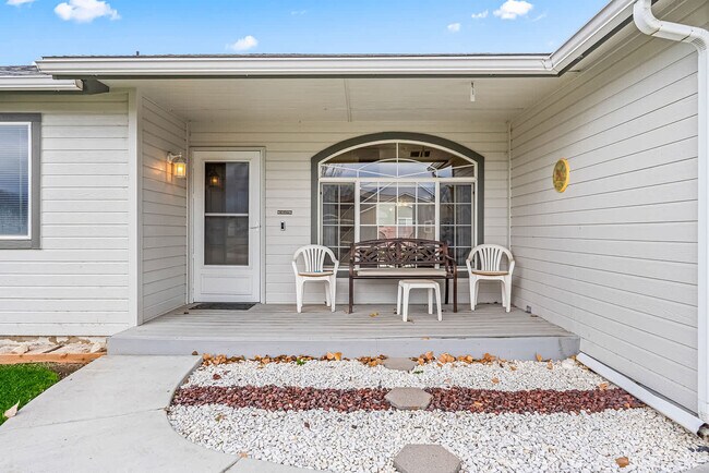 Building Photo - 727 W Clark Ave