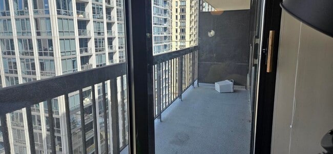 Building Photo - 33 W Delaware Pl