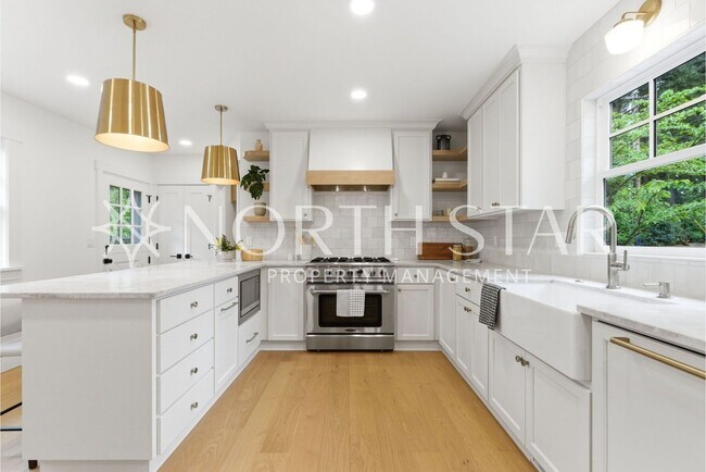 Building Photo - 592 9th St