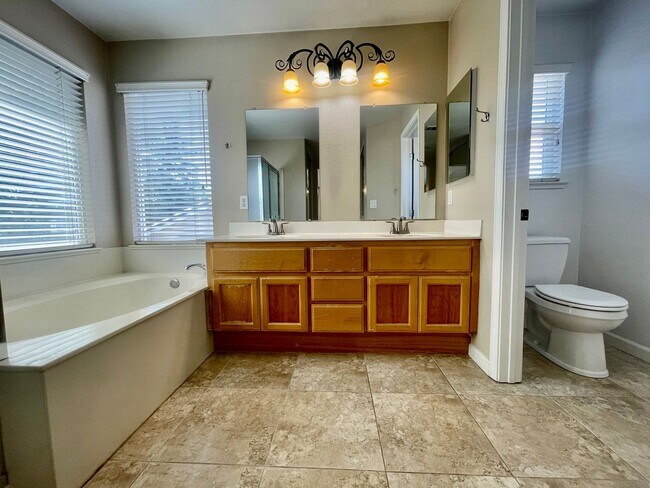 Building Photo - Beautiful 6 Bed, 3 Bath on court in Brentwood