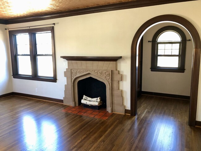 Building Photo - Beautifully renovated single-level home in...
