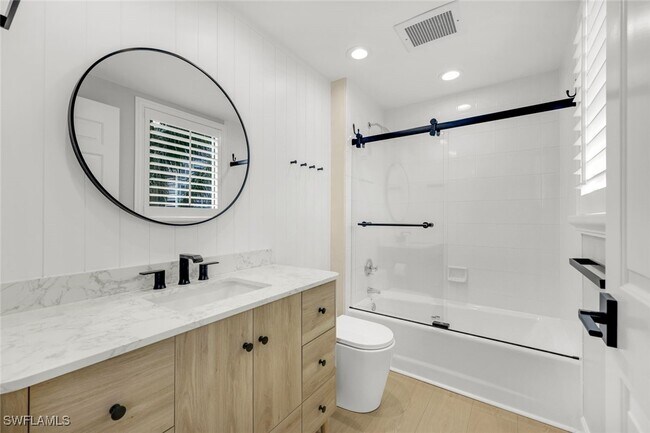 Building Photo - 8720 Bay Colony Dr