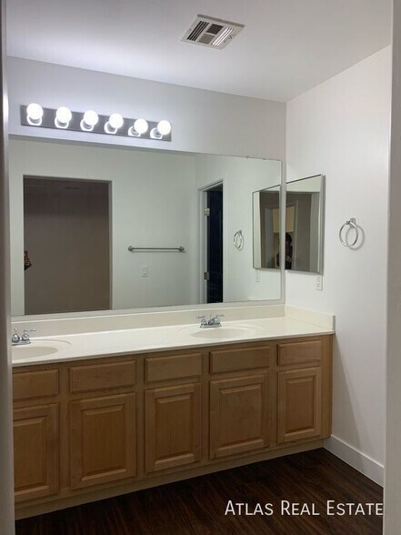 Building Photo - 4125 E Baylor Ln