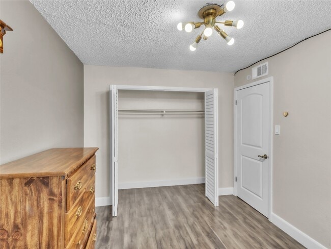 Building Photo - 7044 S Dairy Ashford Rd