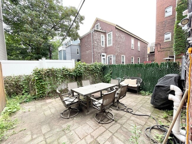 Building Photo - South Boston 5 Bed – Washer/Dryer in Unit – No Fee – 9/1