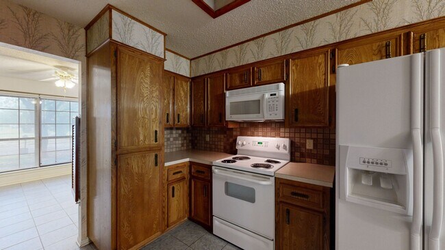 Building Photo - 1711 Redwood Dr
