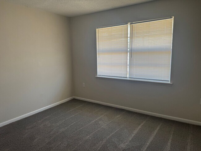 Building Photo - JS-605 Colonial Drive #2