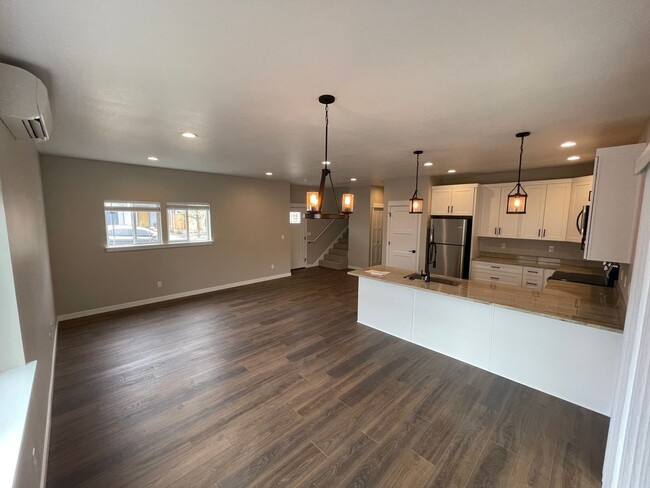 Building Photo - **Move in special - $500 off of 1st Month'...