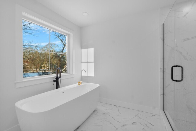 Building Photo - Move In Ready: Custom-built home