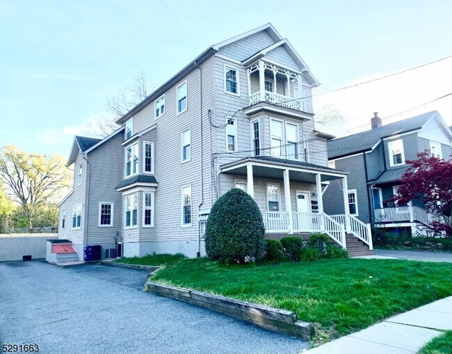 Building Photo - 141 Walnut St