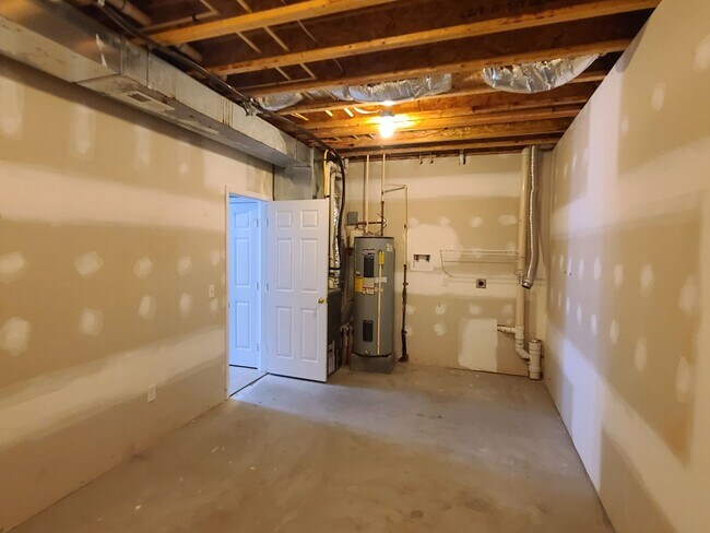 Building Photo - 3 bedroom,  2 1/2 bath town home in Waynesboro PA END UNIT
