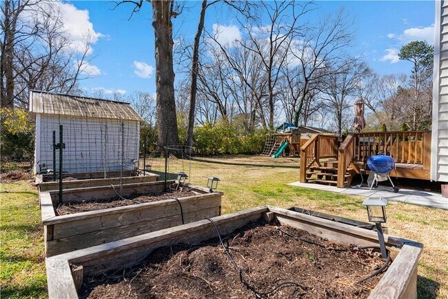 Building Photo - 1060 McLinden Ave SE