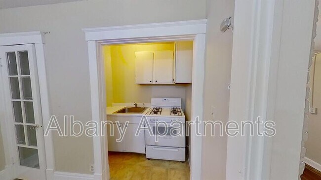 Building Photo - 566 Park Ave