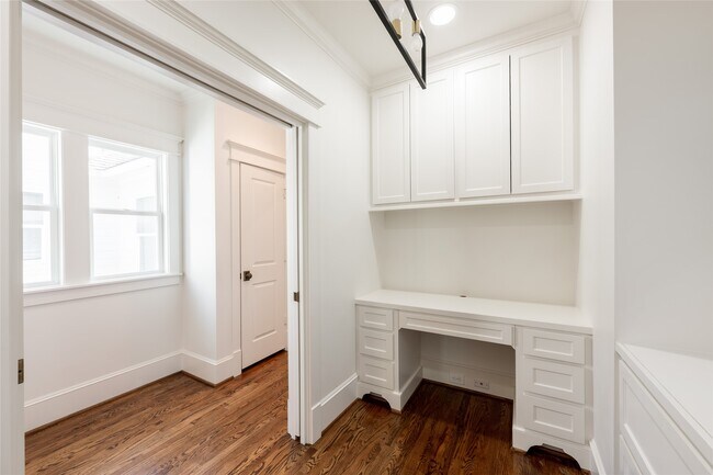 Building Photo - 828 E 28th St