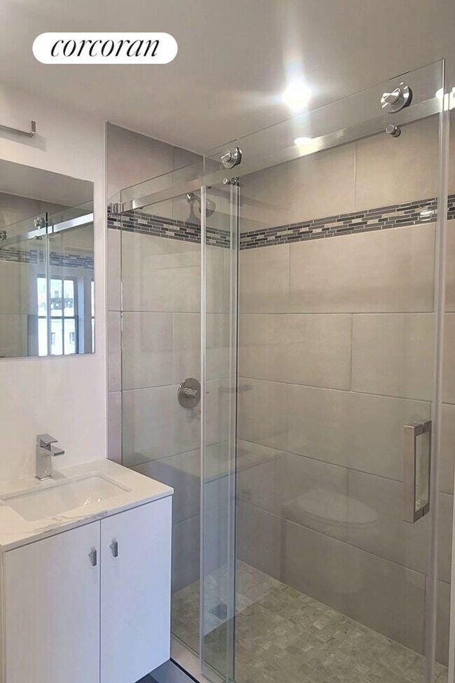 Building Photo - 45 W 81st St