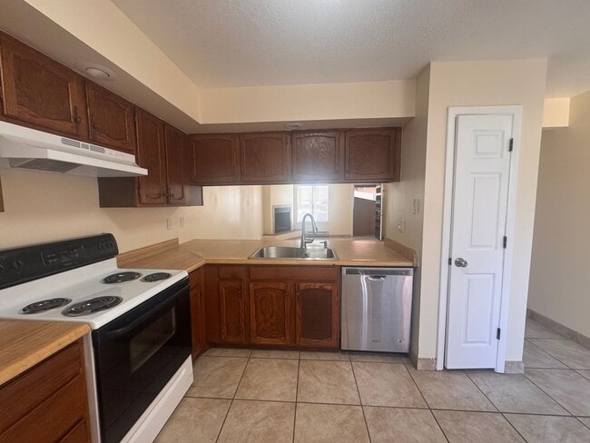 Building Photo - Cute Condo near University