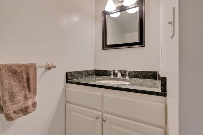 Building Photo - Stunning 4 Bed 2.5 Bath Steps from Willards Beach