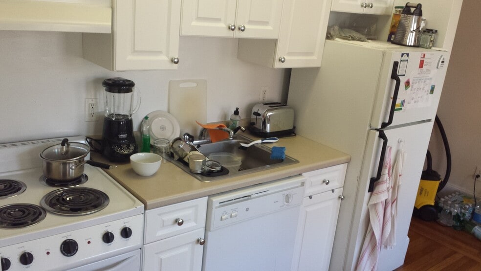 Building Photo - 19 Fairbanks St