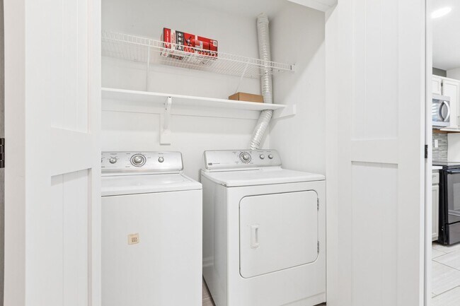 Building Photo - Columbus Station Condo-Ready to move in